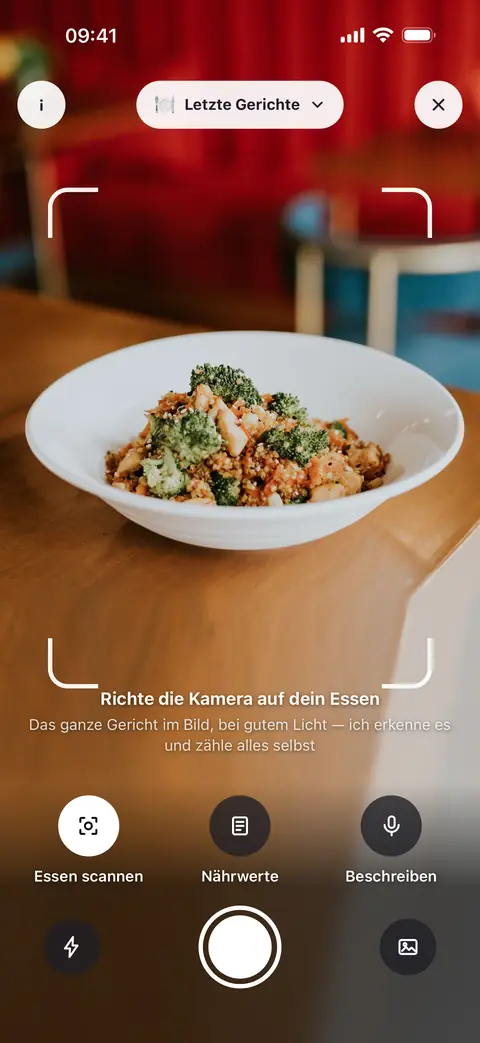 Miras Kamera ist auf einen Teller mit Essen gerichtet